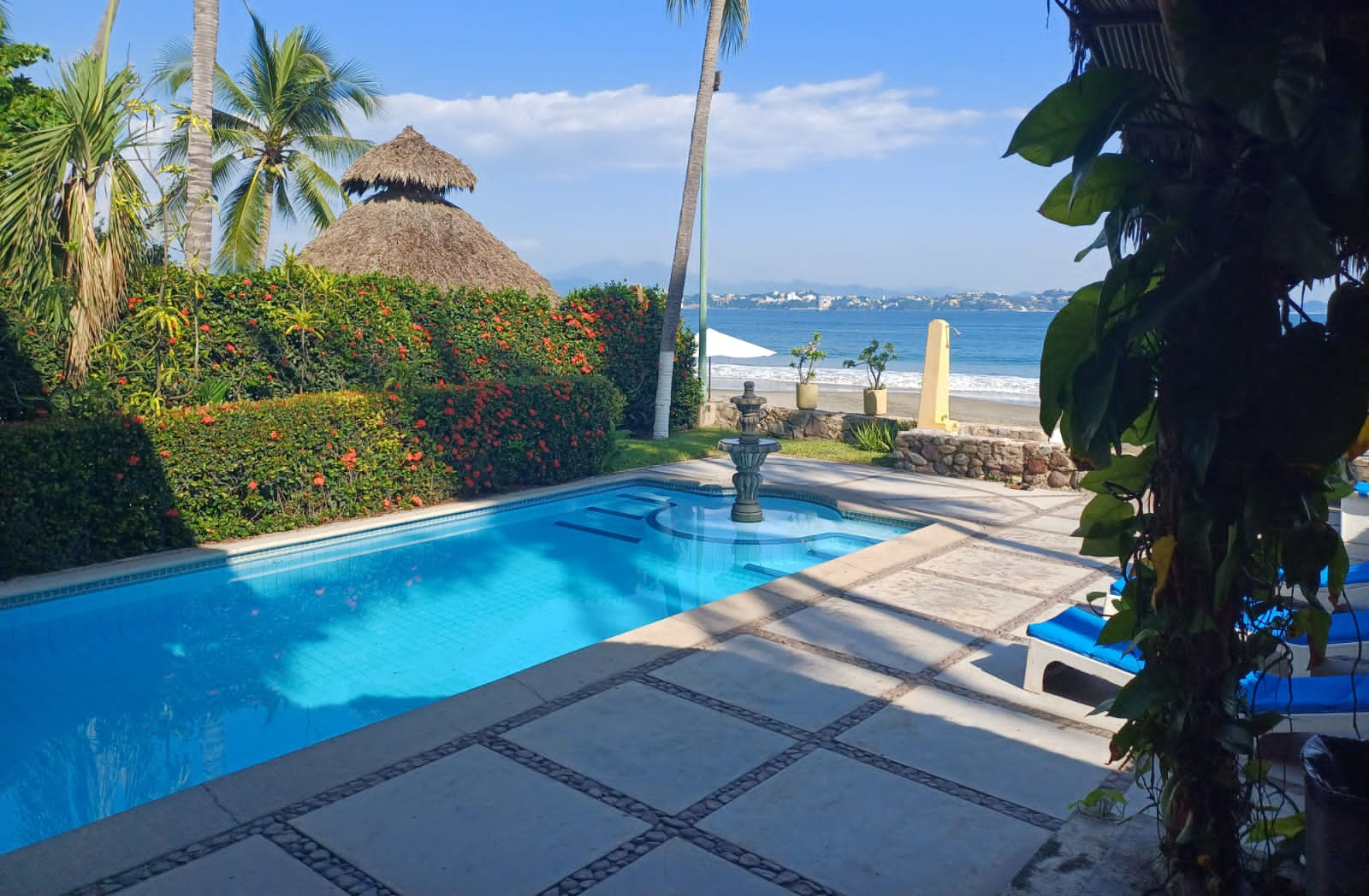 Zona de relax en la playa del hotel en Manzanillo